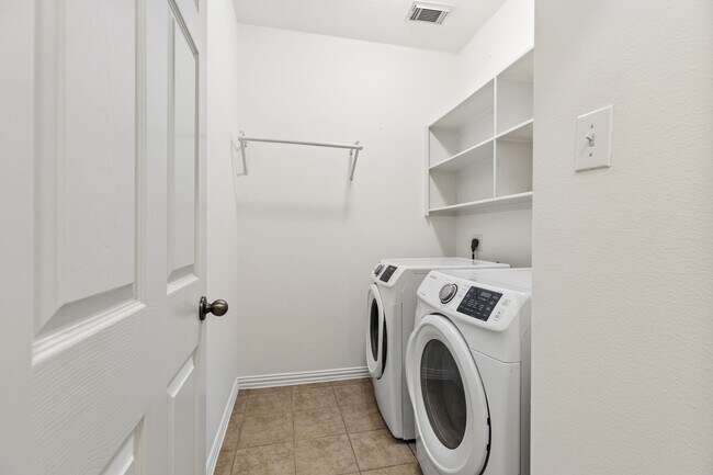 Foto del edificio - 5315 Barleycorn Ln