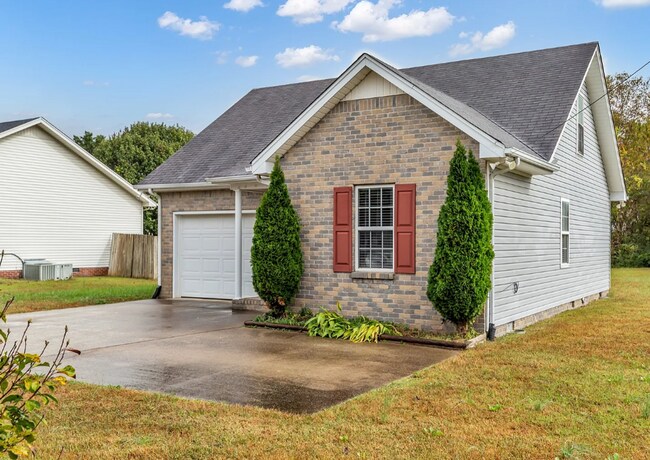 Foto del edificio - Adorable 3BD/2BA home in Murfreesboro with deck & attached garage!