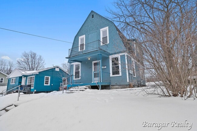 Building Photo - 428 Leonard St NE