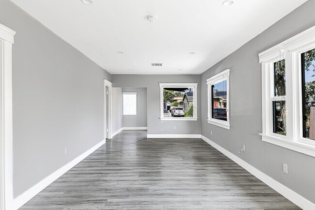 Building Photo - 2914 E 5th St