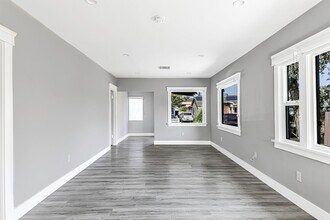 Building Photo - 2914 E 5th St