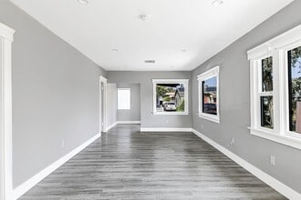 Building Photo - 2914 E 5th St