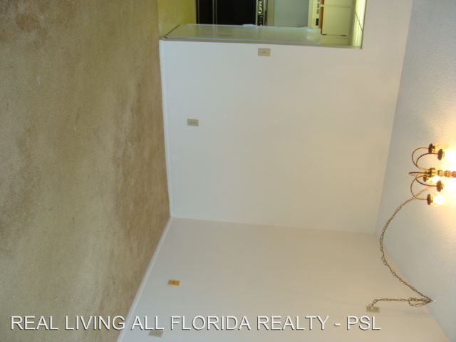Building Photo - 1604 SE Green Acres Cir