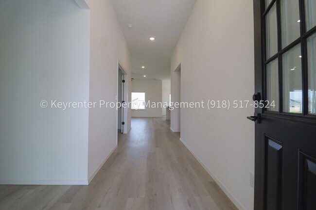 Building Photo - 2908 S Redwood Ave