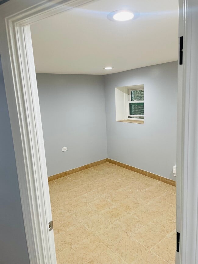 Foto del edificio - 1229 N Mason Ave