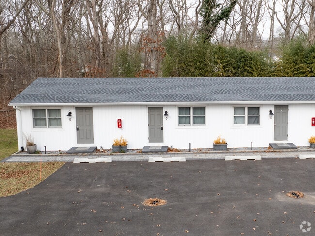 Building Entrances - The Fieldstone at East Hampton