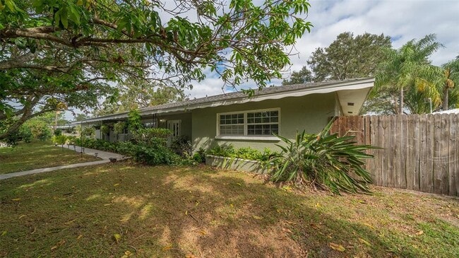 Building Photo - 2709 Siesta Dr