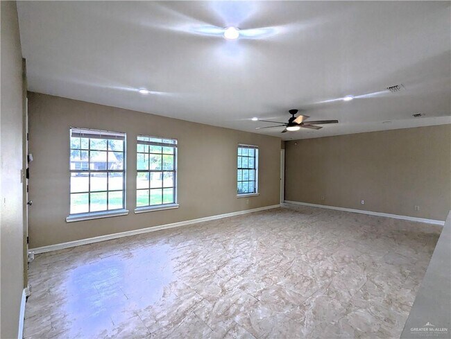 Building Photo - 1002 E Stonegate Dr