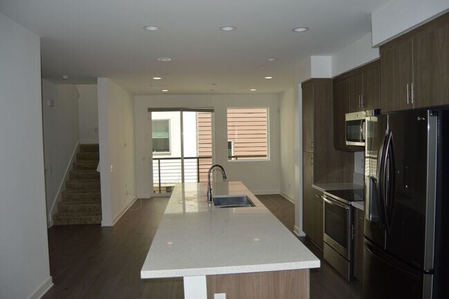 Foto del edificio - Tri-Level - 3 Bedroom pet friendly home in...