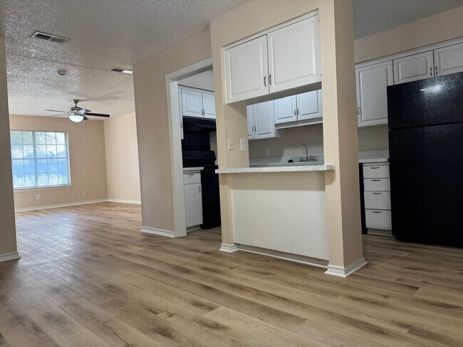 Foto del edificio - 1379 Sylvan Dr