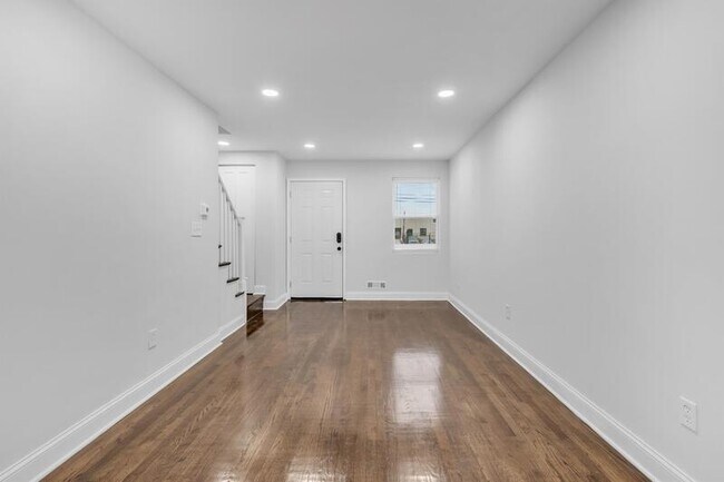 Building Photo - 1052 Iris Ave