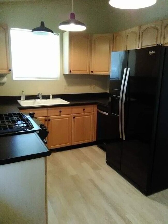 Foto del edificio - 3 Bedroom 2 Bath Flat Ranch Style House on...