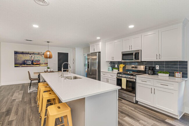 Building Photo - 320 Jamaica Dr