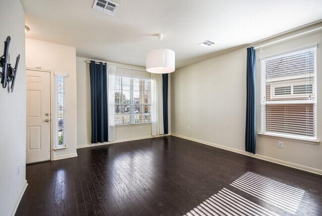 Foto del edificio - 18316 Mammoth Cave Blvd