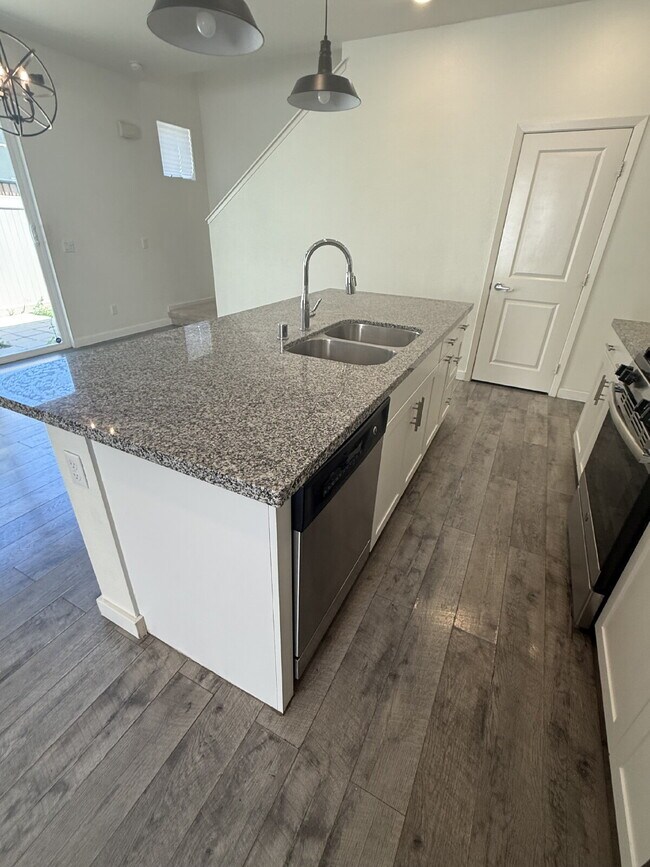 Foto del edificio - $500 OFF MOVE IN - Must take possession within 14 days.  Located in the desirable Vista Bella com...