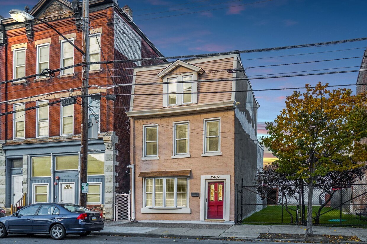 Primary Photo - Beautiful luxury and spacious 4 bed home in South Side flats