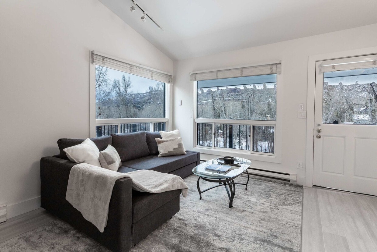 Primary Photo - 900 E Hopkins Ave