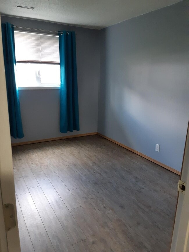 Building Photo - 2 Bed 1 Bath Unit in Red Deer, AB