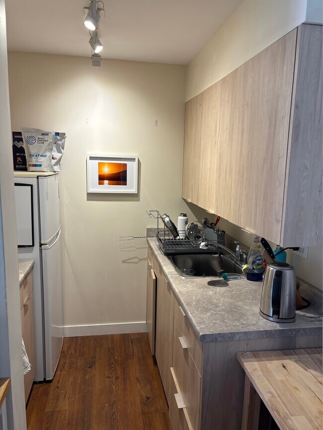 Building Photo - Macdonald Manor - 1BR 1BA
