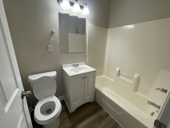 Foto del edificio - One Bedroom One Stall Detached Garage