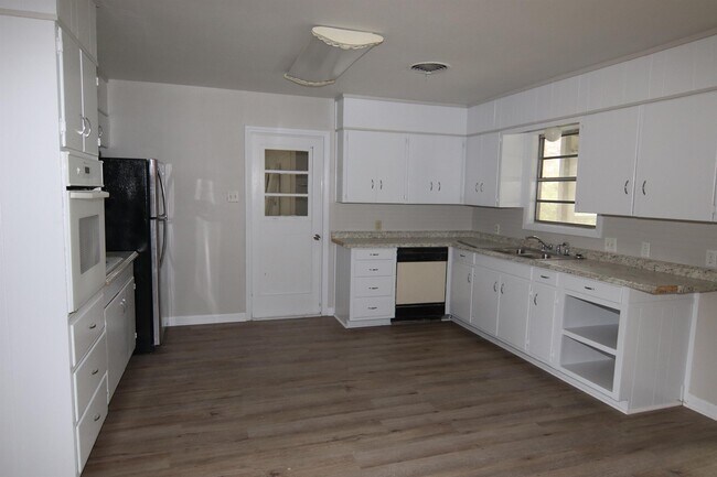 Building Photo - 230 Sparrow Way