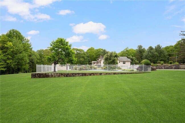 Foto del edificio - 633 Chestnut Hill Rd