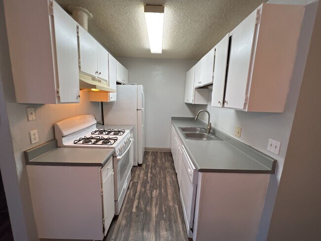 Foto del edificio - 2 Bedroom 1 Bathroom Apartment in Aurora  **Move-In Special**