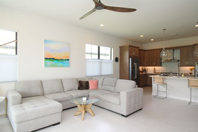 Building Photo - ***ANNUAL FURNISHED OR UNFURNISHED***AVAIL...