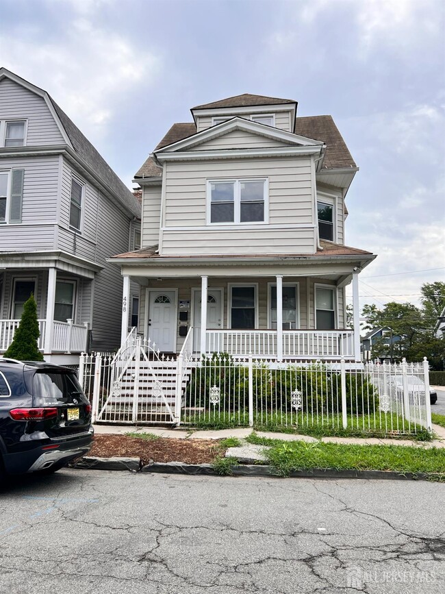 Building Photo - 498 Norwood St