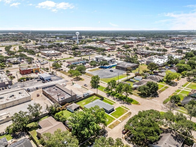 Foto del edificio - 327 Gentilly Dr
