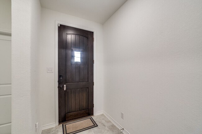 Foto del edificio - BEAUTIFUL 3-BEDROOM RECENT CONSTRUCTION AT...