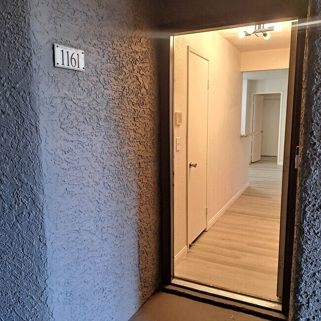 Foto del edificio - Spacious, Stylish Living in a Guard-Gated West Las Vegas Community in The Lakes with Resort-Style...