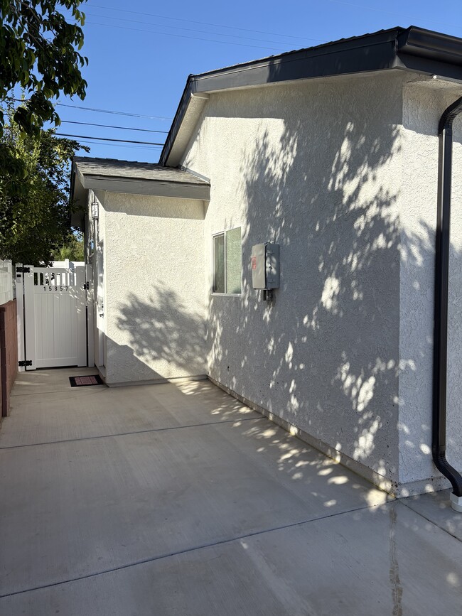 Building Photo - 15857 Stare St