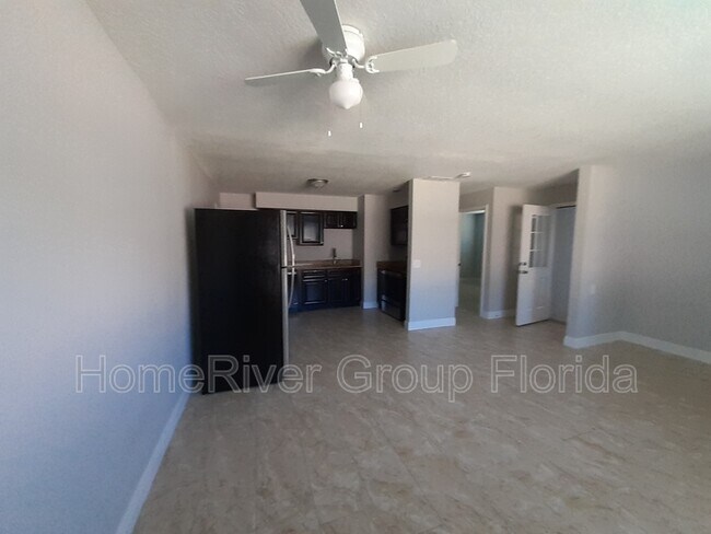 Building Photo - 303 Dolphin St