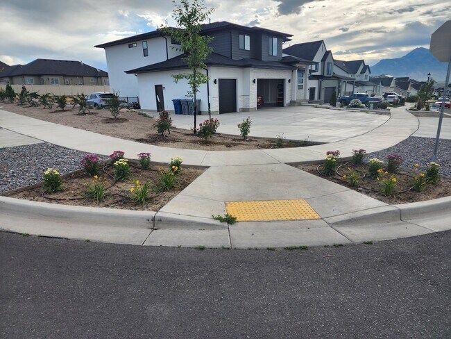 Building Photo - 608 W Domanick Wy