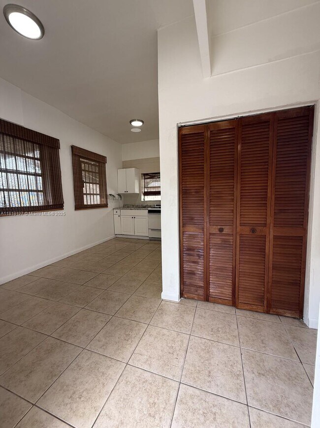 Foto del edificio - 242 NE 127th St