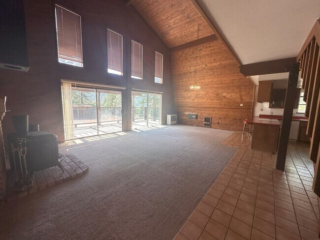 Building Photo - Three bedroom, Three bath home in Janesville