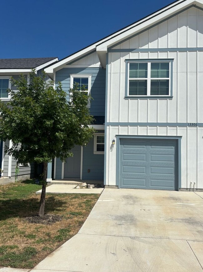 Building Photo - Lovely Townhome NW SA