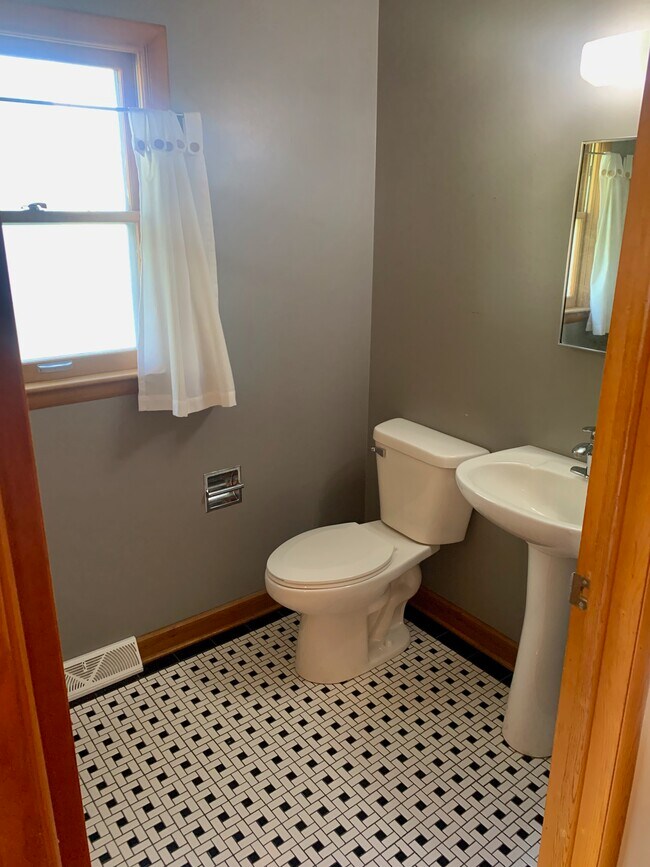 Medio baño - 2304 N Sycamore St