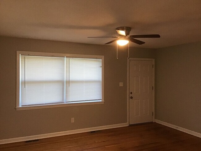 Building Photo - 3324 Oakridge Dr