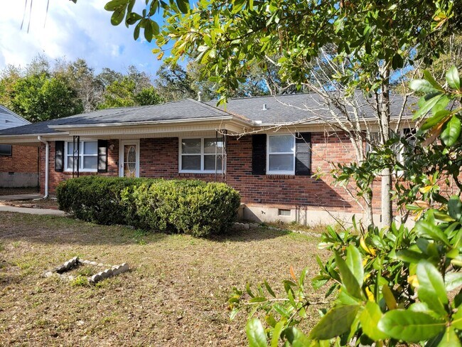 Foto del edificio - Completely Remodeled 3 Bed/2 Bath Home Wit...