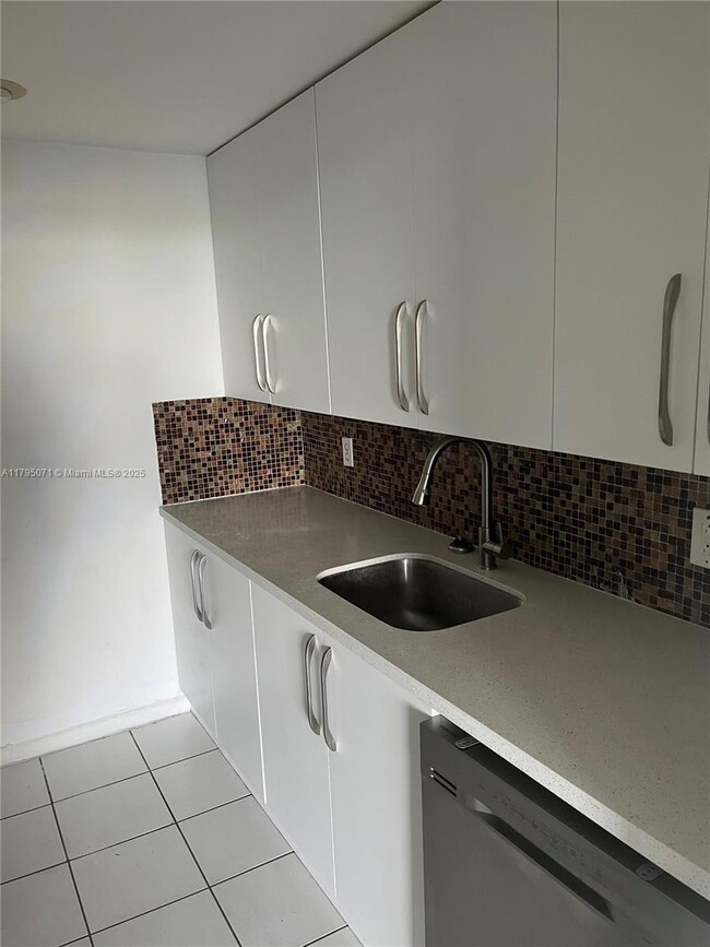 Foto del edificio - 2350 NE 135th St