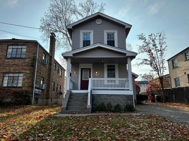 PLEASANT RIDGE - Huge Meticulous 2 bed 2 story home. Fenced yard. - PLEASANT RIDGE - Huge Meticulous 2 bed 2 story home. Fenced yard.