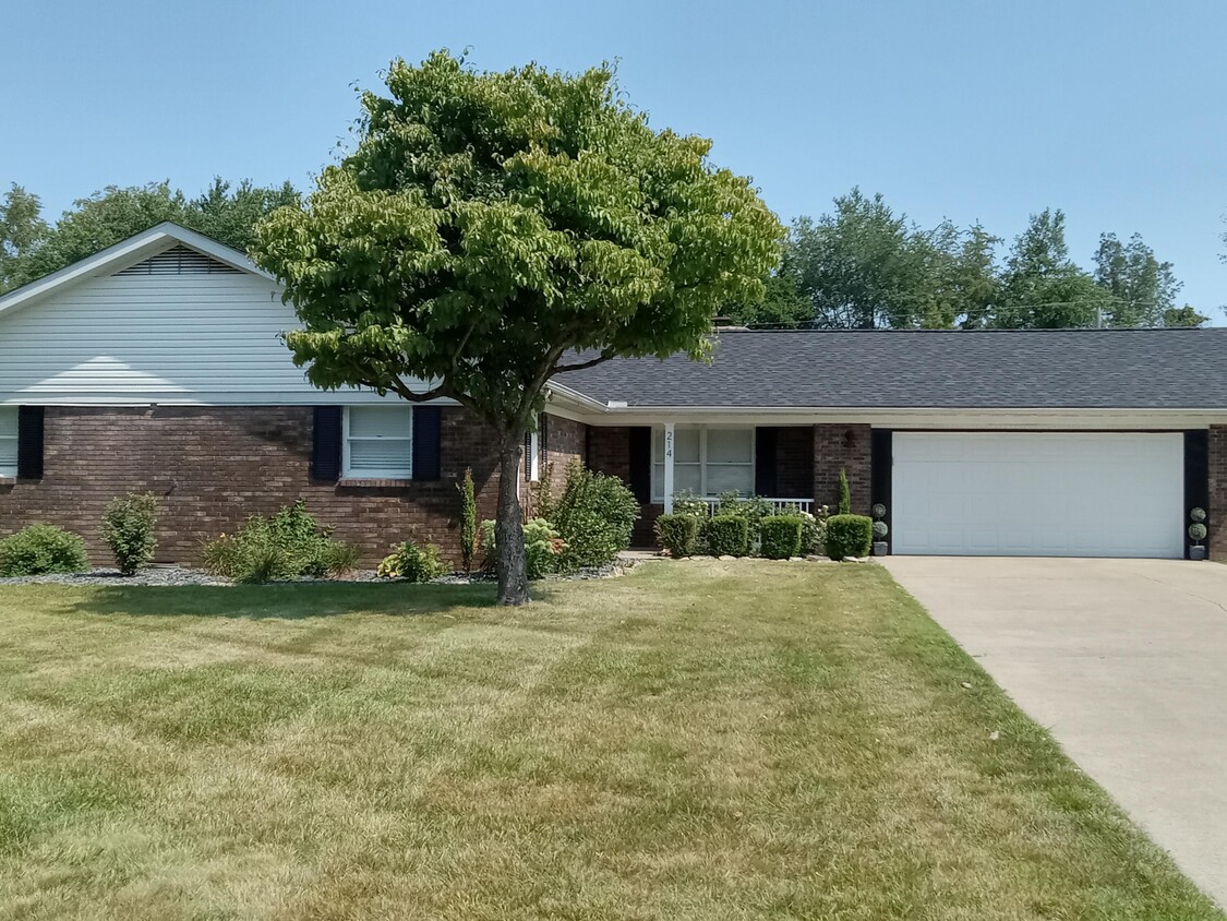 Primary Photo - 214 S Linwood Ct