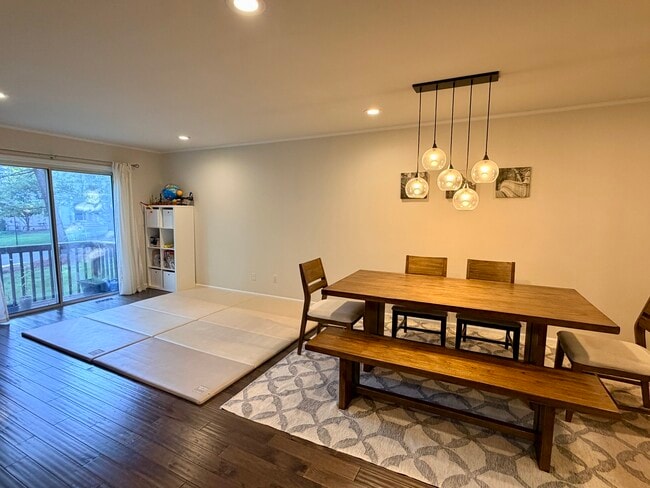 Building Photo - 56 Foxwood Sq N