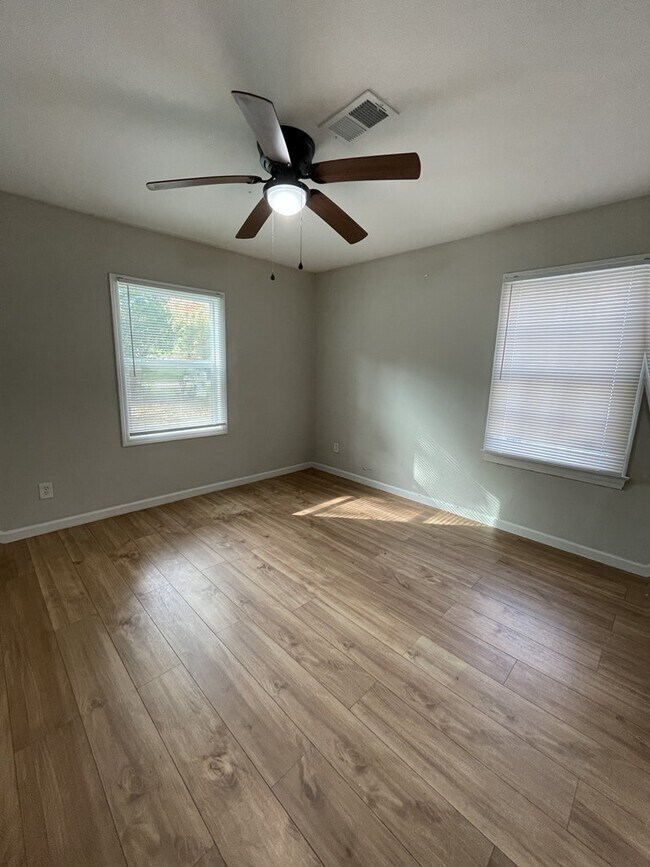 Foto del edificio - 732 Cedarhurst Rd