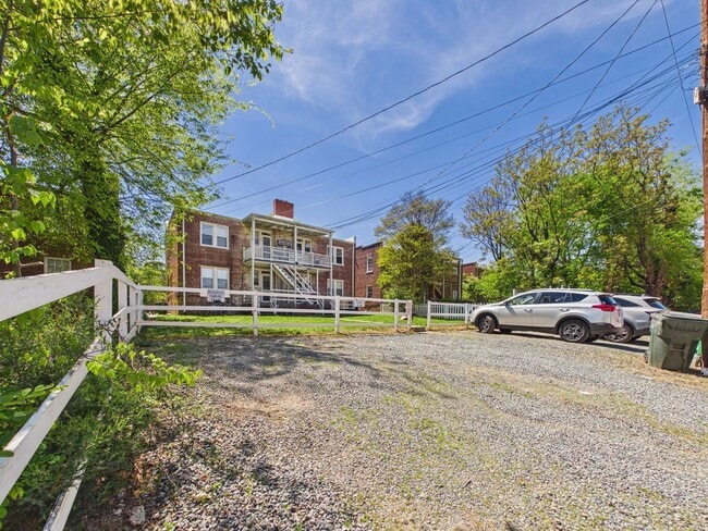 Building Photo - 3320 W Grace St