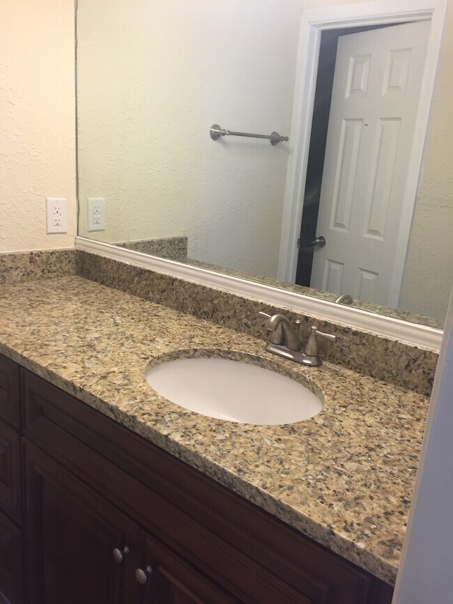Building Photo - 5627 Carisbrooke Ln