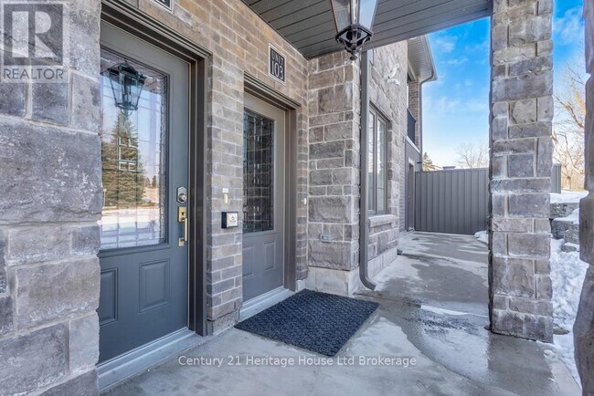 Building Photo - 15 Woodcock Dr