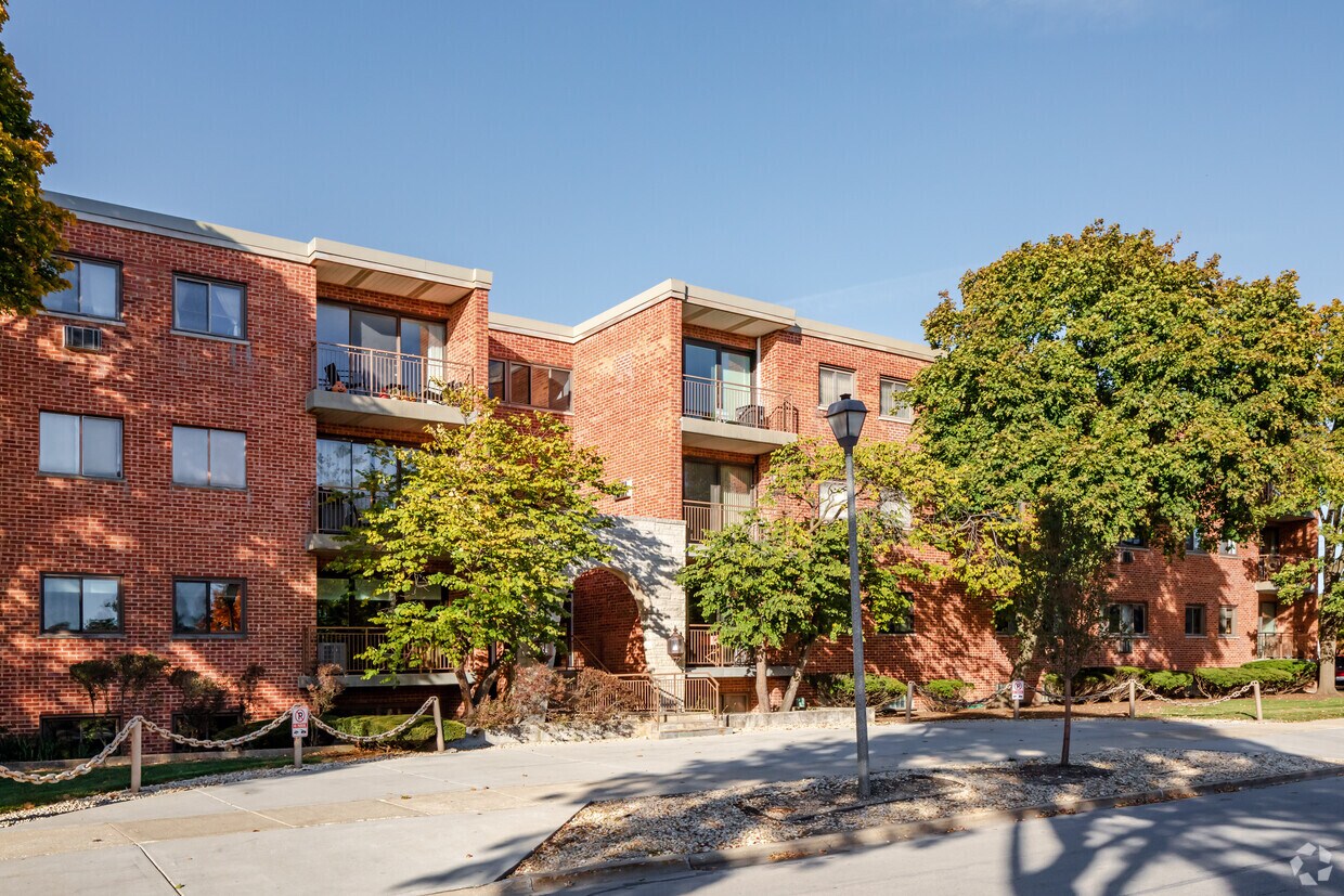 Stonegate Terrace Apartments in Elmhurst, IL